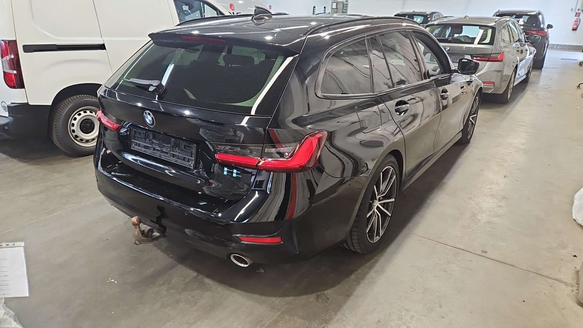 BMW 3 Series Touring 320d Sport Line - фото 3