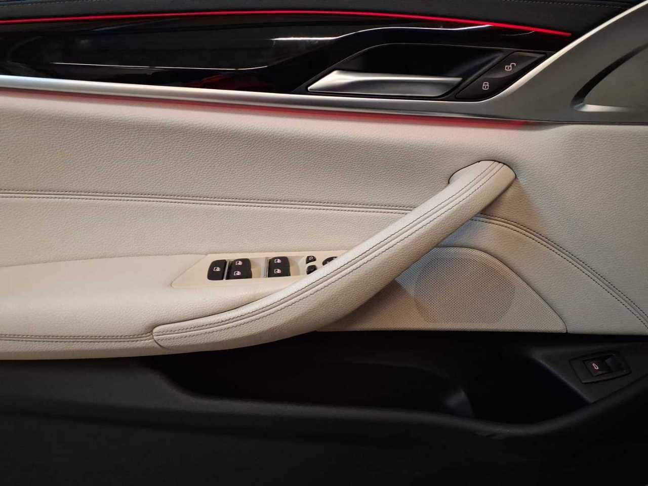 BMW 5 Series Touring 520d Luxury - фото 7
