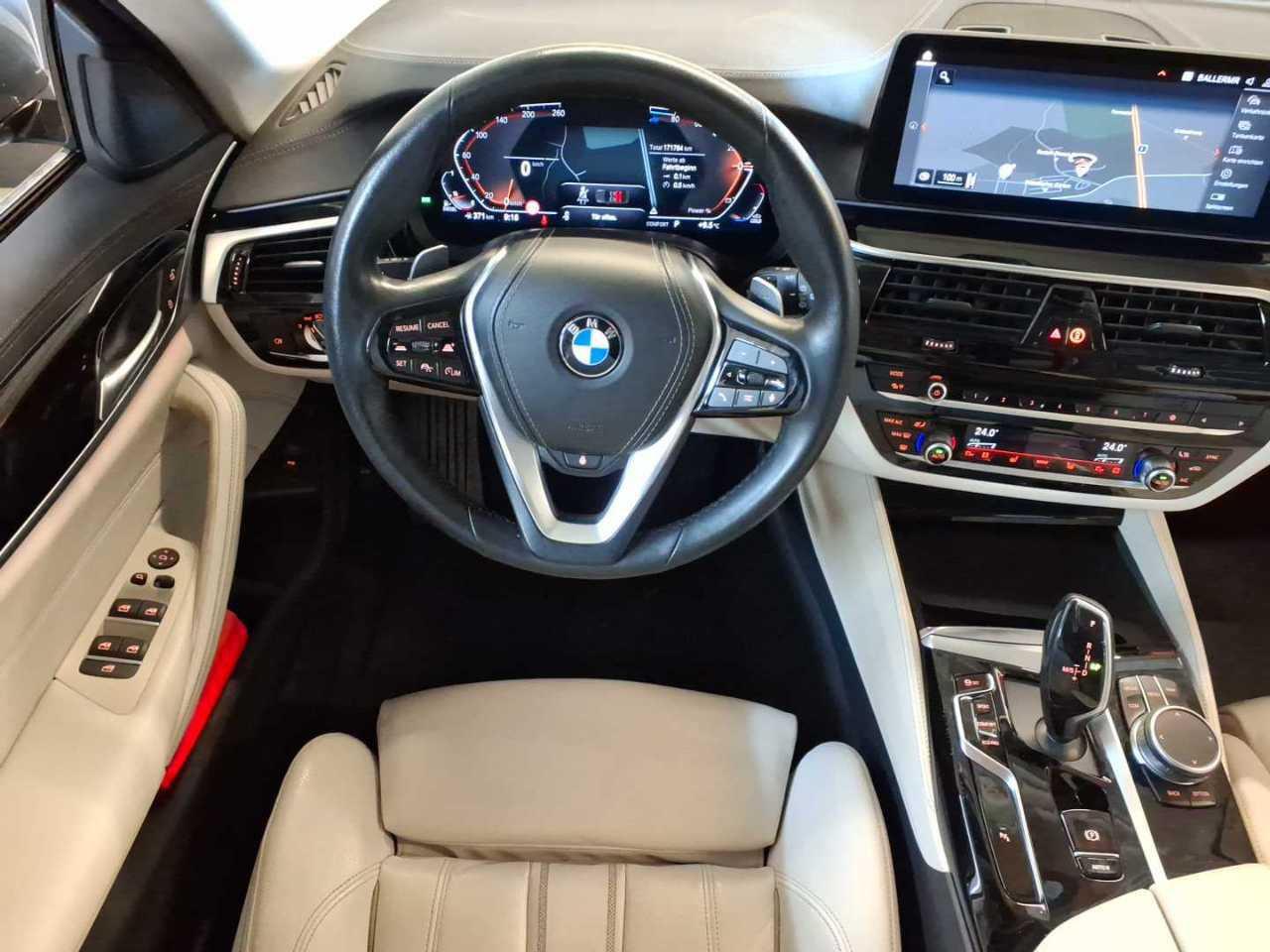BMW 5 Series Touring 520d Luxury - фото 9