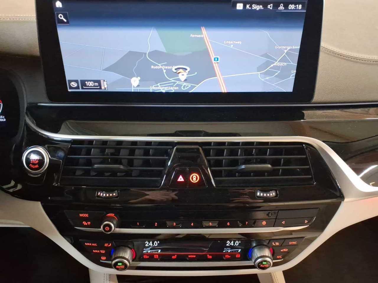 BMW 5 Series Touring 520d Luxury - фото 3