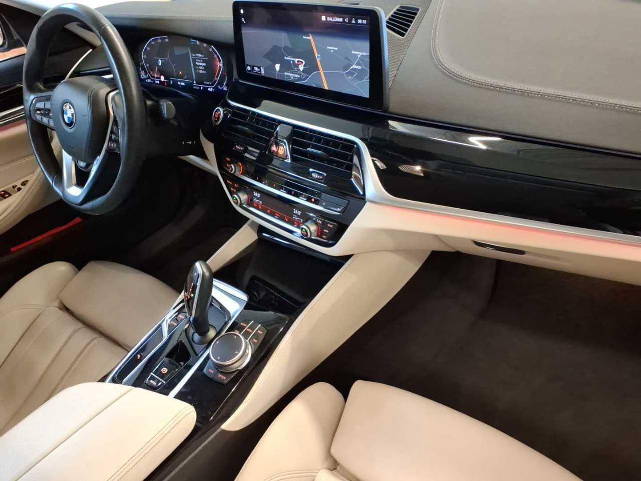 BMW 5 Series Touring 520d Luxury - фото 4